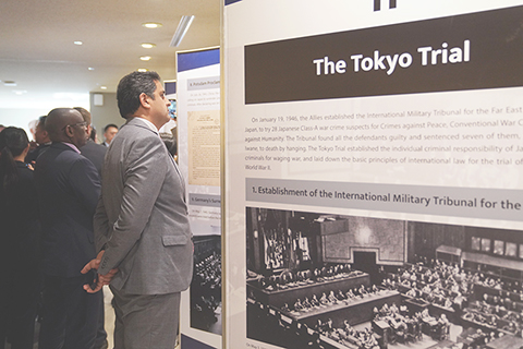 ◎ 十月二十六日,「為了人類的正義與和平」──紀念東京審判開庭八十周年圖片展在紐約聯合國總部開展。展覽警醒國際社會共同守護歷史真相、捍衛二戰勝利成果、維護戰後國際秩序。圖為當日,在位於紐約的聯合國總部,人們參觀紀念東京審判開庭八十周年圖片展。(新華社記者 張鳳國 攝)