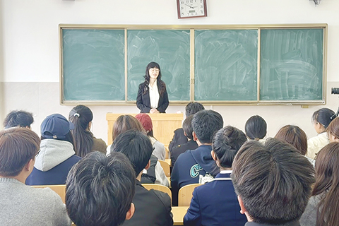 ◎ 十月廿二日,在山東濟南,張嘉展為學生授課。(李明芮攝)