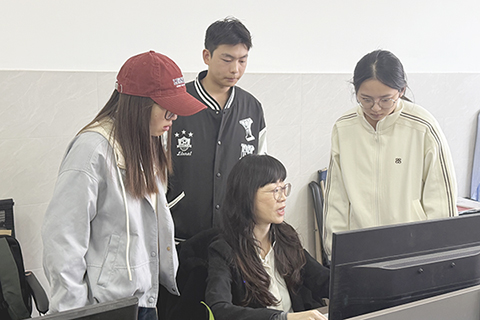 ◎ 十月廿二日,在山東濟南,張嘉展為學生們解疑釋惑。(李明芮攝)